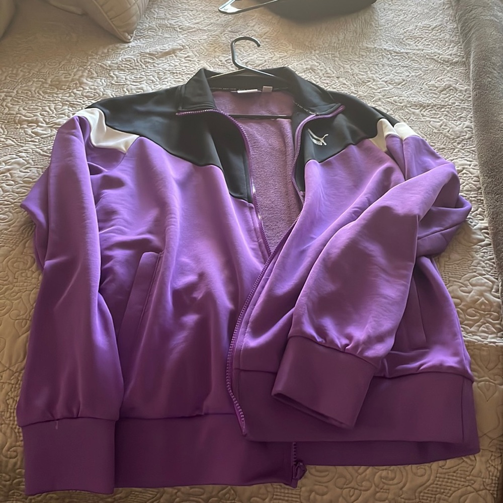 Men’s large zip up puma jacket/sweater